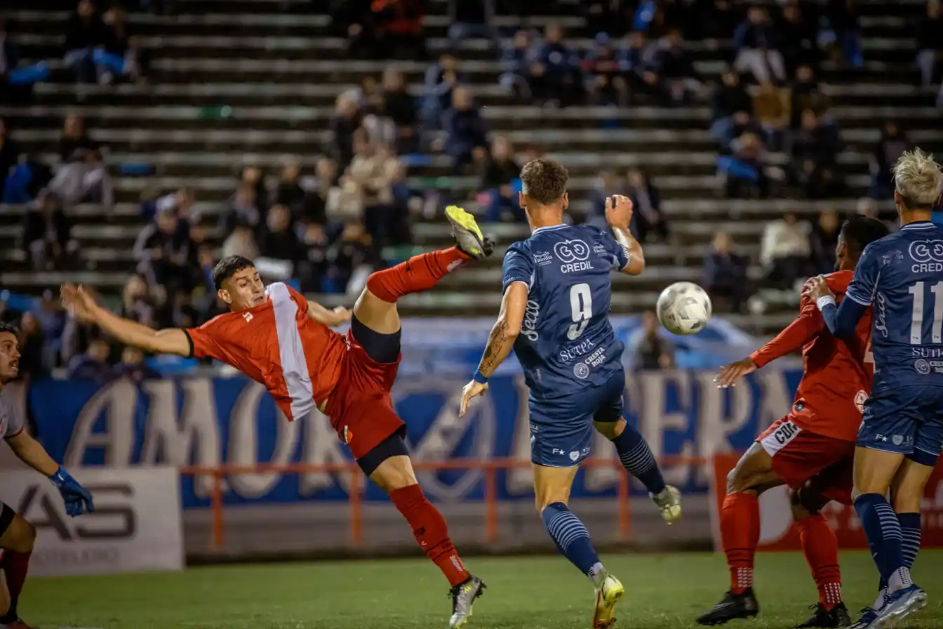 Belinetz peleando por la pelota en el área.