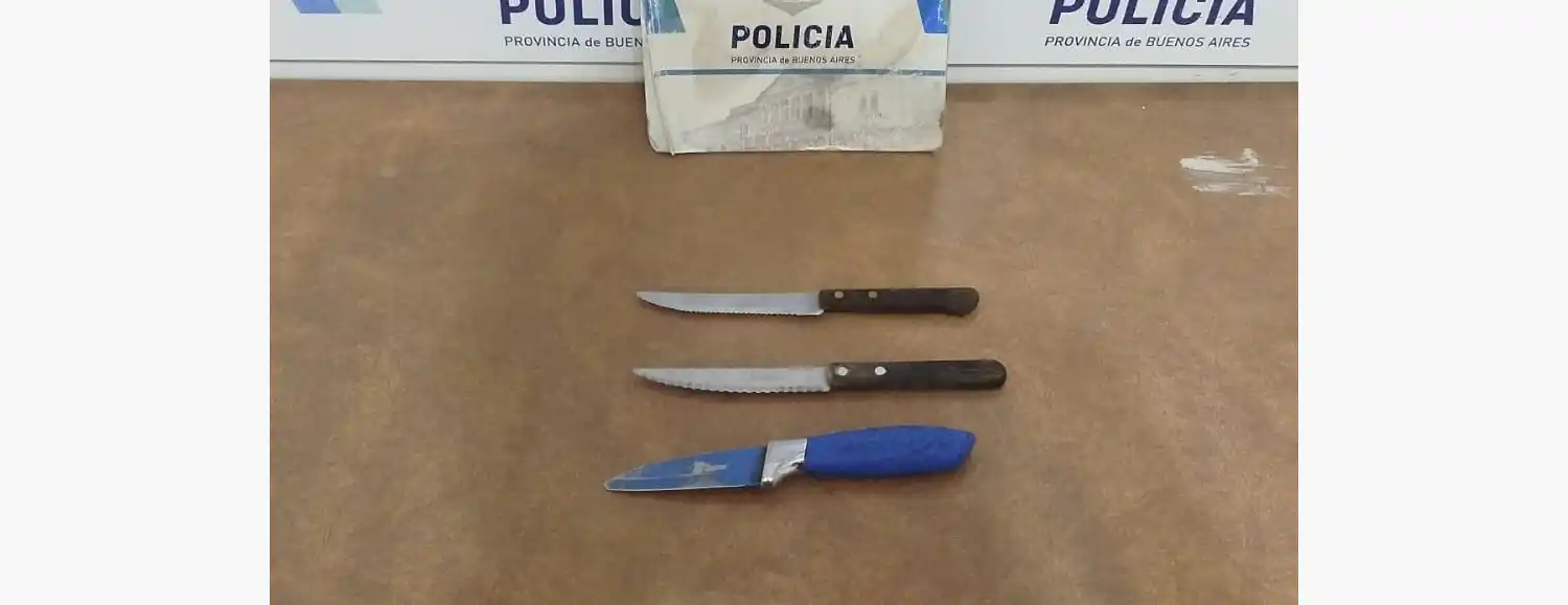 Durante la persecución, el individuo descartó tres cuchillos que fueron secuestrados en el lugar.