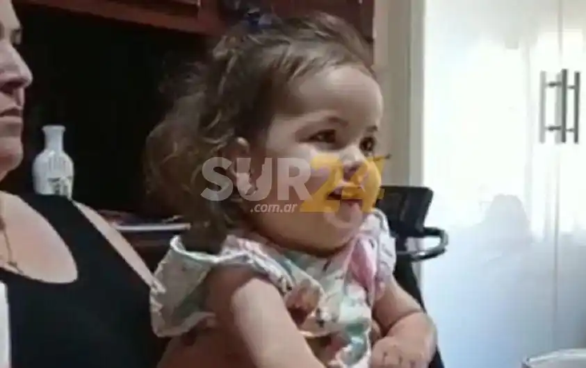 A menos de un mes del tratamiento, Helena ya puede sostener su cabeza