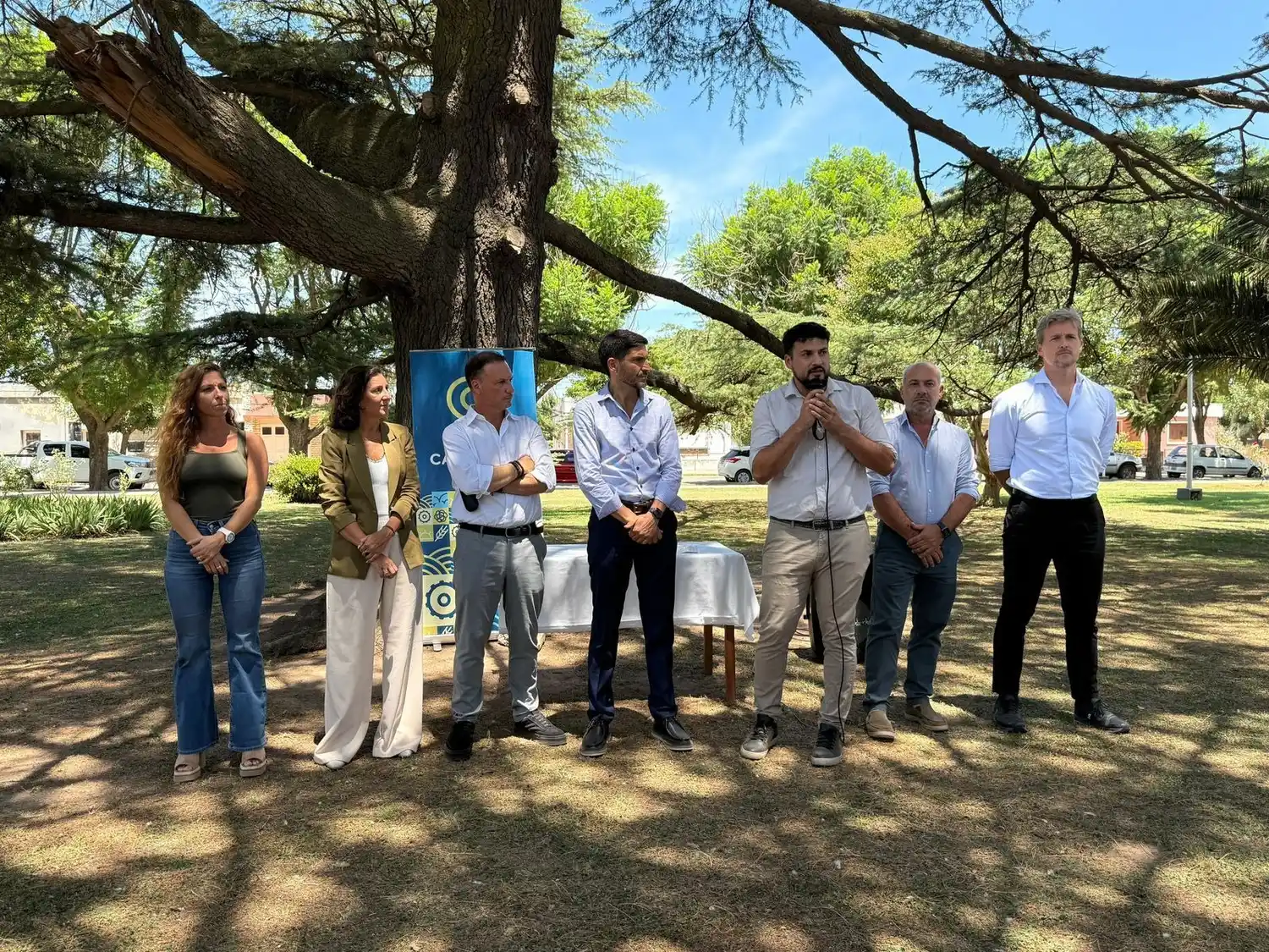 Junto al gobernador en su visita a Cafferata.