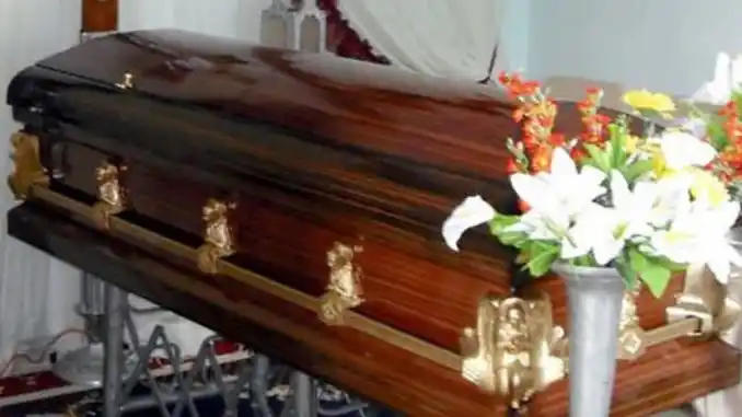 Misterio en Córdoba: velaban a una mujer y empezaron a escuchar ruidos en el cajón