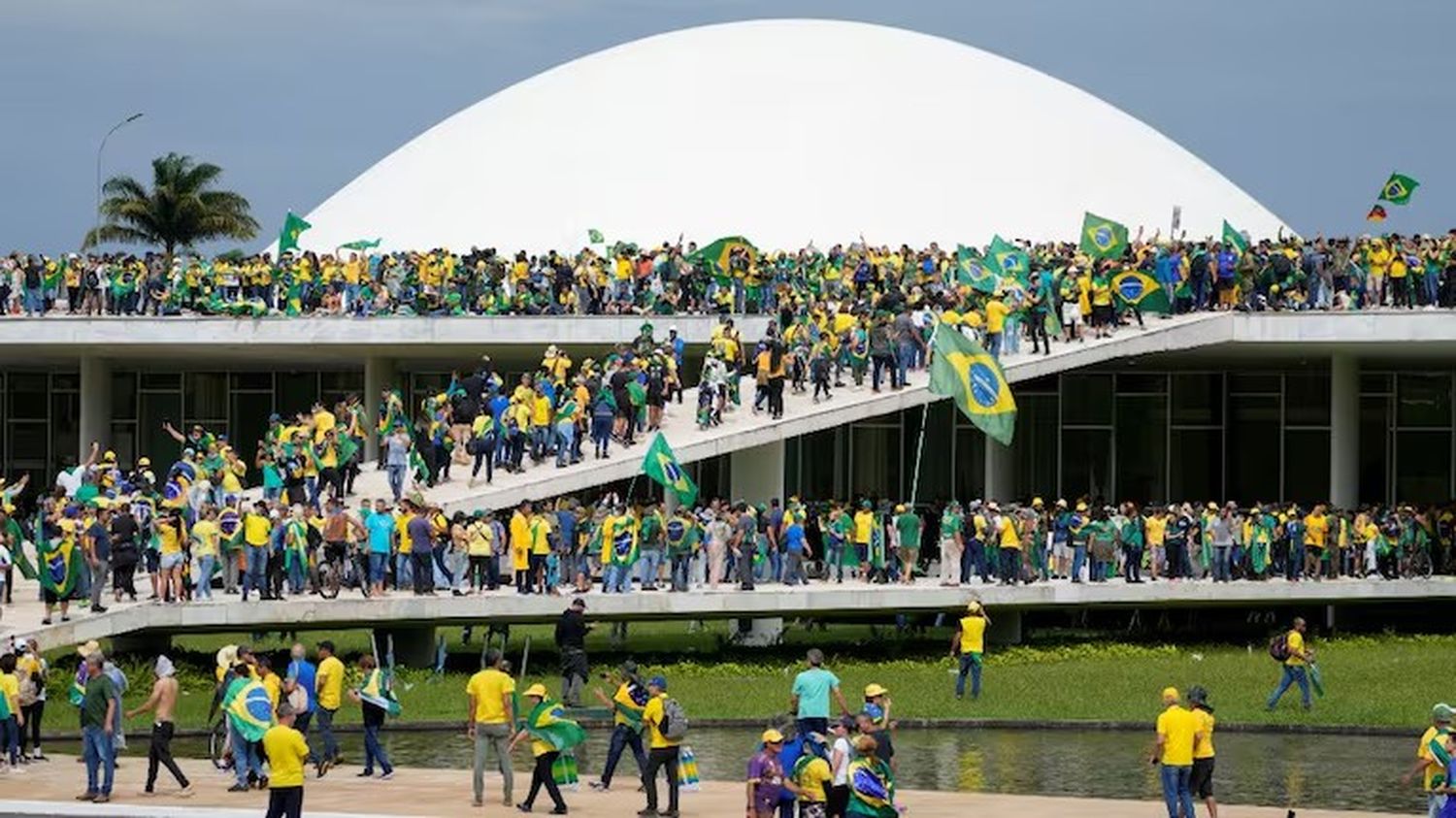 Manifestantes, simpatizantes del expresidente brasileño Jair Bolsonaro, asaltaron el Congreso Nacional en Brasilia el 8 de enero de 2023