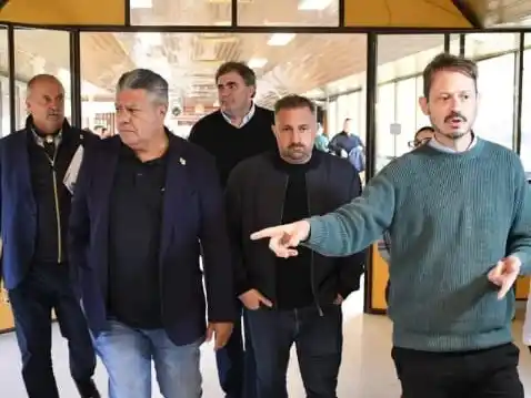 "Chiqui" Tapia visitó Bahía Blanca para entregar al hospital Penna lo recaudado en los amistosos de la Selección