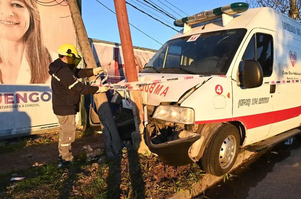 Ambulancia chocó contra dos columnas