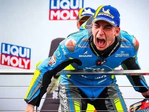 El español Fernández celebró en Australia su bautismo ganador en MotoGP.