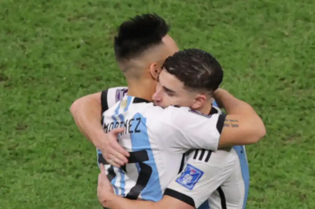 Lautaro Martínez y Julián Álvarez compartirán delantera ante Ecuador.