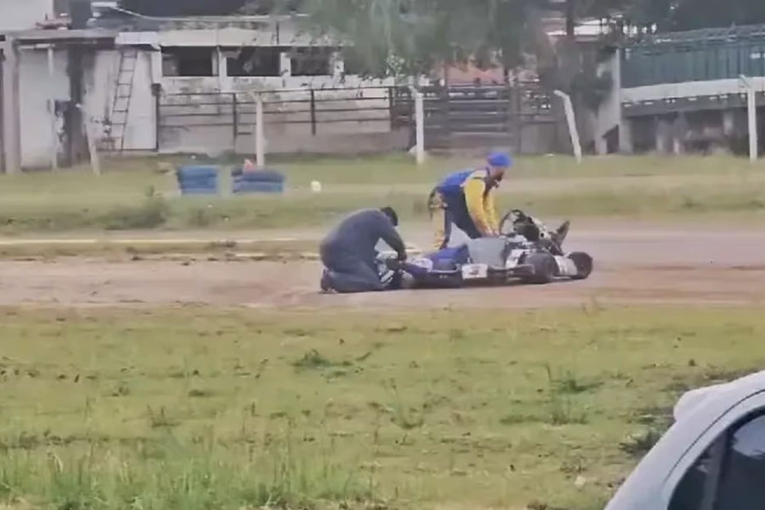 VIDEO | Por un roce, un piloto de karting desmayó a golpes a otro en medio de una carrera