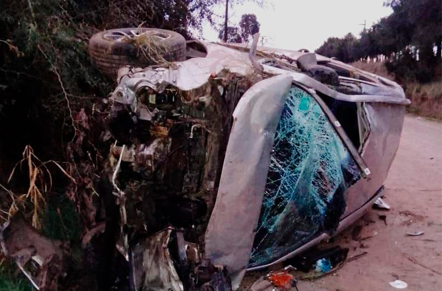 Impresionante vuelco en camino rural: trasladan lúcidos a dos hombres al HIGA