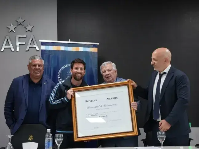 A horas de su partido despedida, Messi recibió el título de Doctor Honoris Causa de la UBA