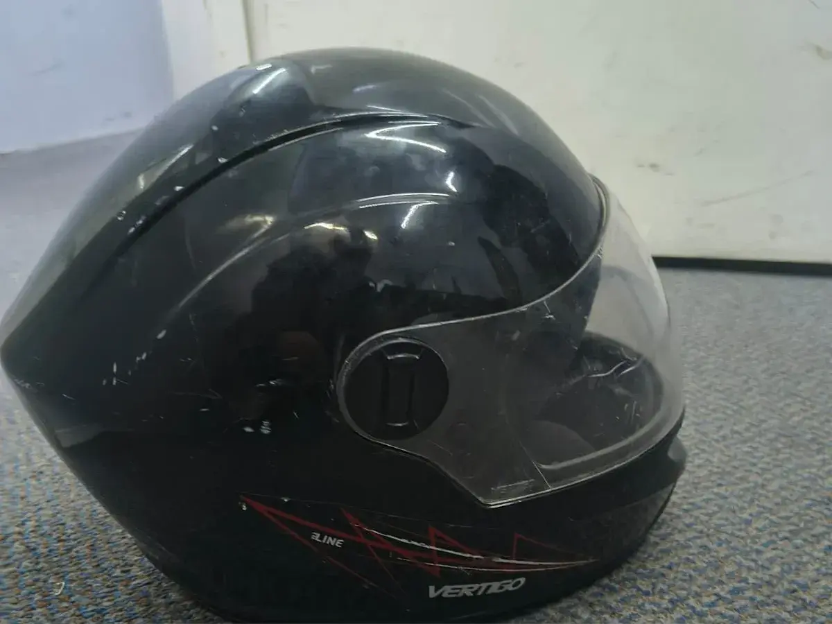 Aprehendieron a un hombre que había robado un casco de una moto