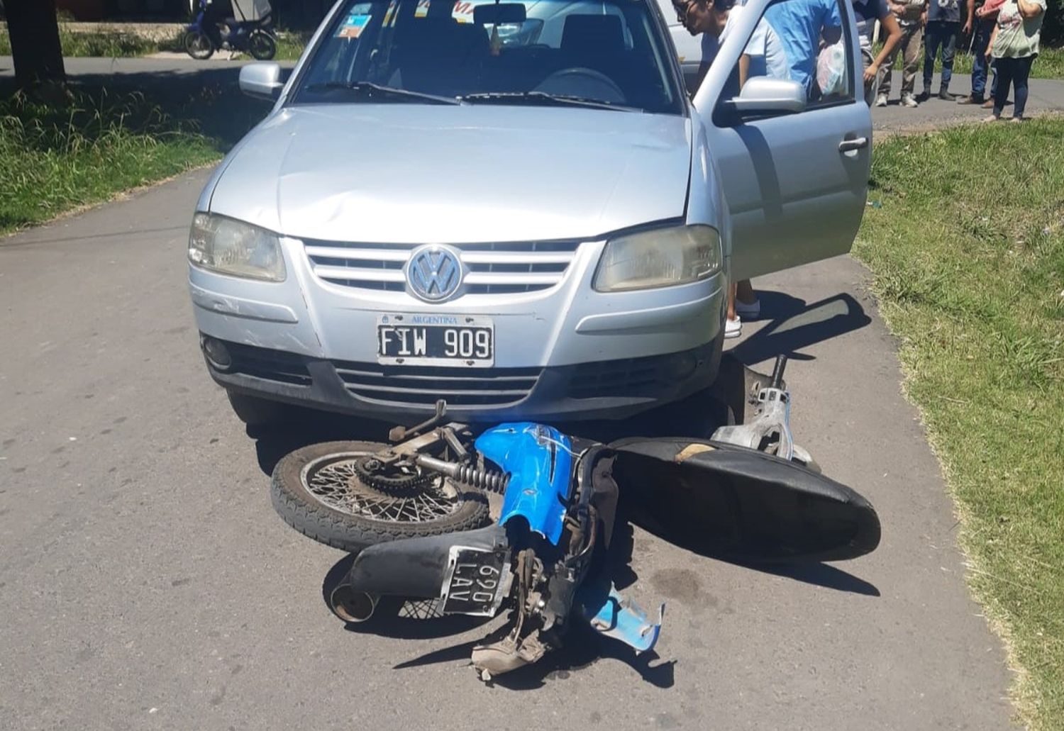 Choque entre moto y auto: trasladan a una mujer al Hospital