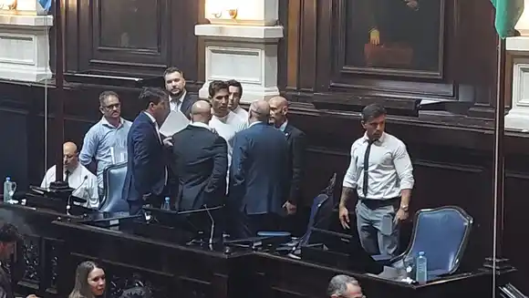 Escándalo en la Legislatura bonaerense: No dejaron participar a Passaglia porque "no puede ejercer dos cargos a la vez"