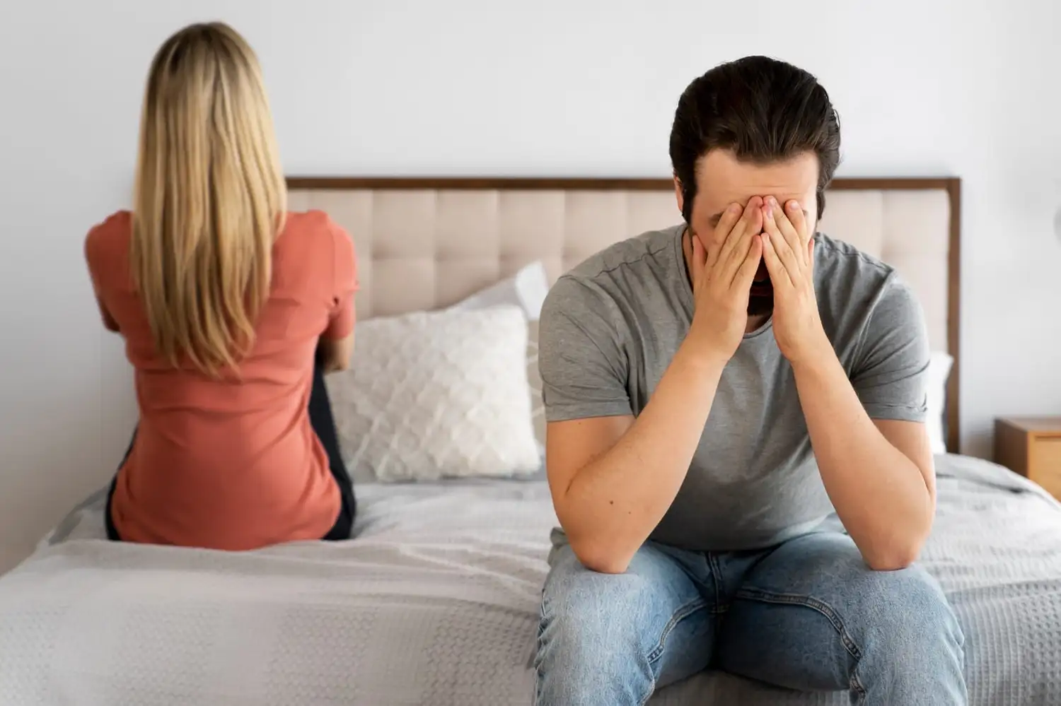 El deseo masculino también calla. La presión por rendir apaga el placer genuino.