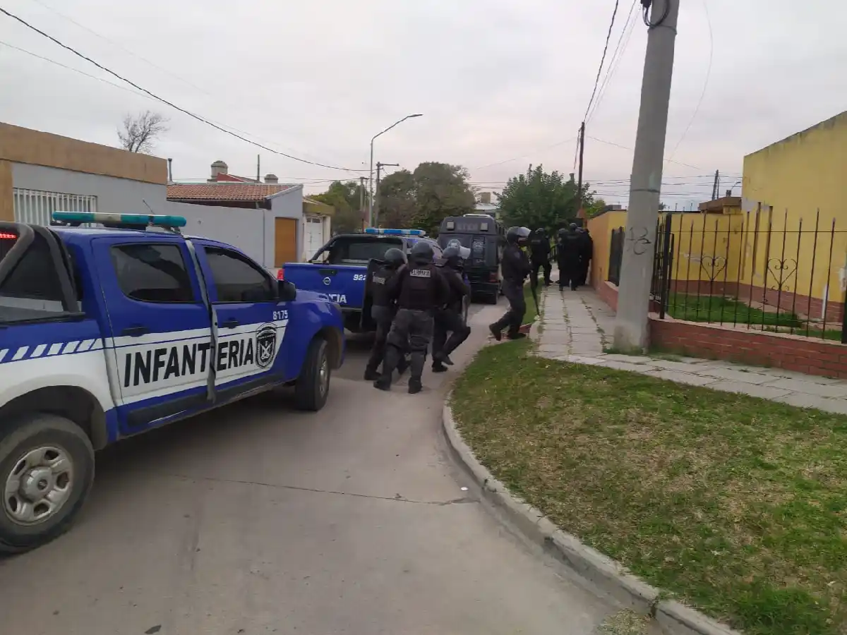 La banda de estafadores desarticulada compraba agromaquinaria con cheques truchos 