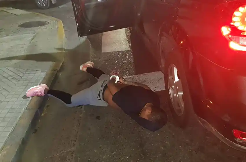 Huyeron de un control y fueron detenidos con un arma de fuego y municiones