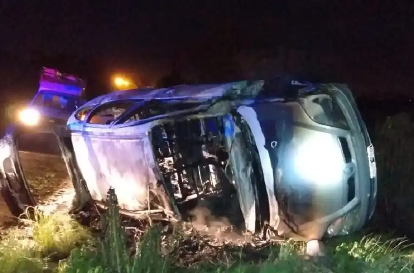 Se le atascó el acelerador, volcó y se incendió su vehículo