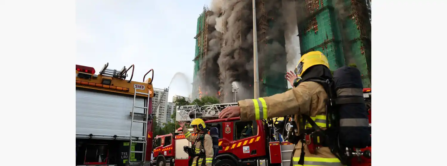 Bomberos trabajan en el control del incendio en Tai Po, Hong Kong (REUTERS/Tyrone Siu)