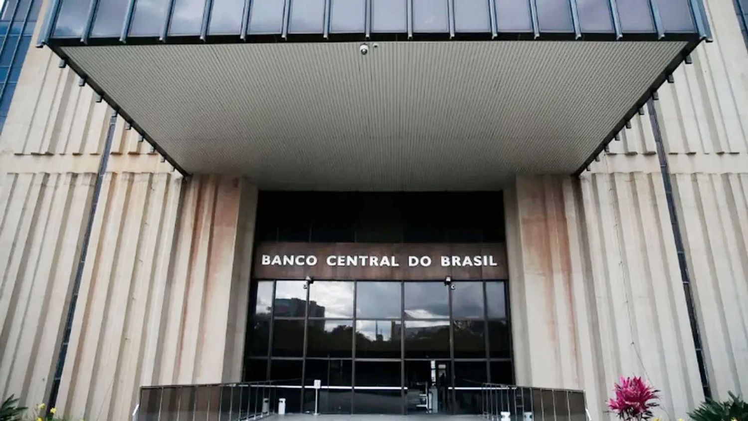 Banco Central de Brasil advirtió que puede elevar tasa de interés para controlar inflación