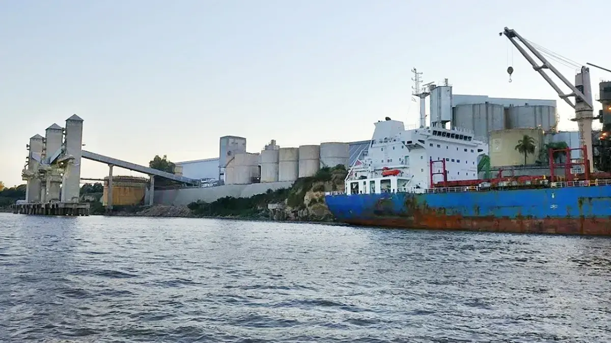 La embarcación recaló en un puerto perteneciente a Vicentin.
