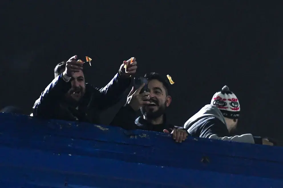 Insólita burla: hinchas del Corinthians rompieron billetes de mil pesos en La Bombonera