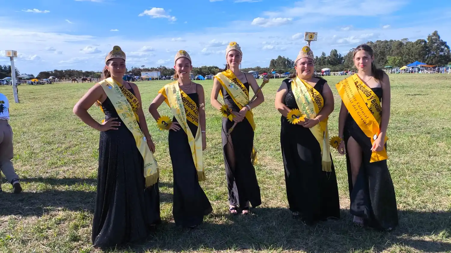 La Fiesta del Girasol coronó a sus nuevas soberanas y estrenó el campo de doma “El Triunfo”