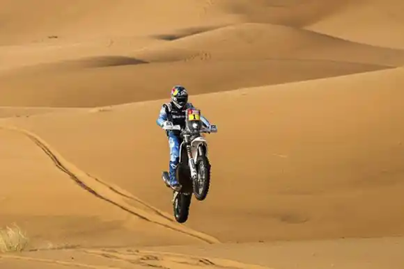 El argentino Luciano Benavides se subió al podio en la etapa 2 en motos del Dakar