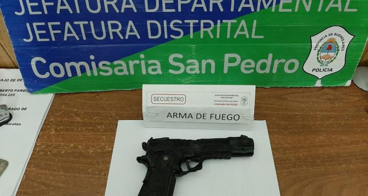 Era cliente y debía, pero apuntó con un arma de juguete y se llevó la plata