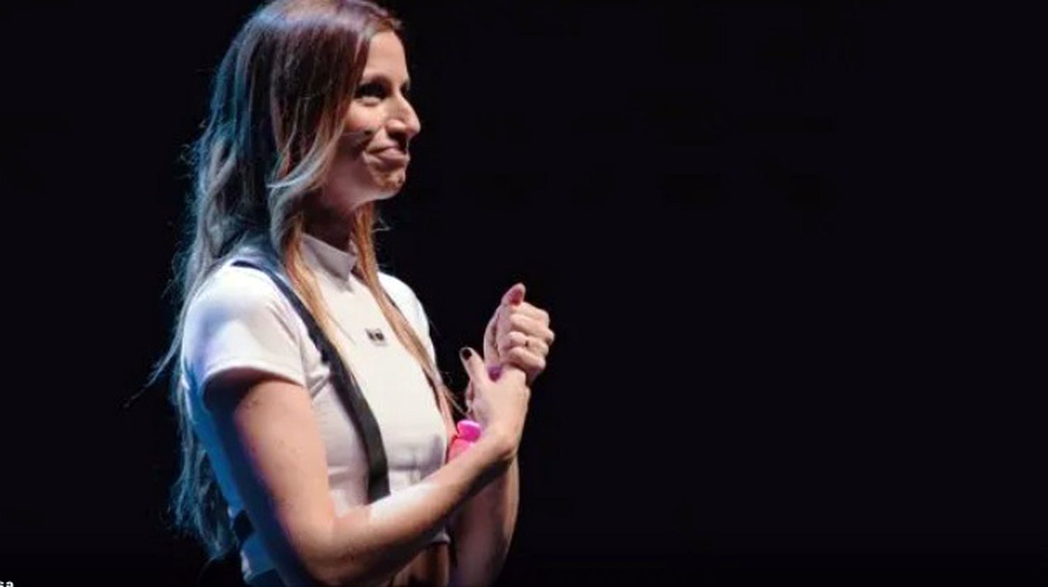 En el escenario. Cecilia Ce lista para hacer reír al público y derribar mitos