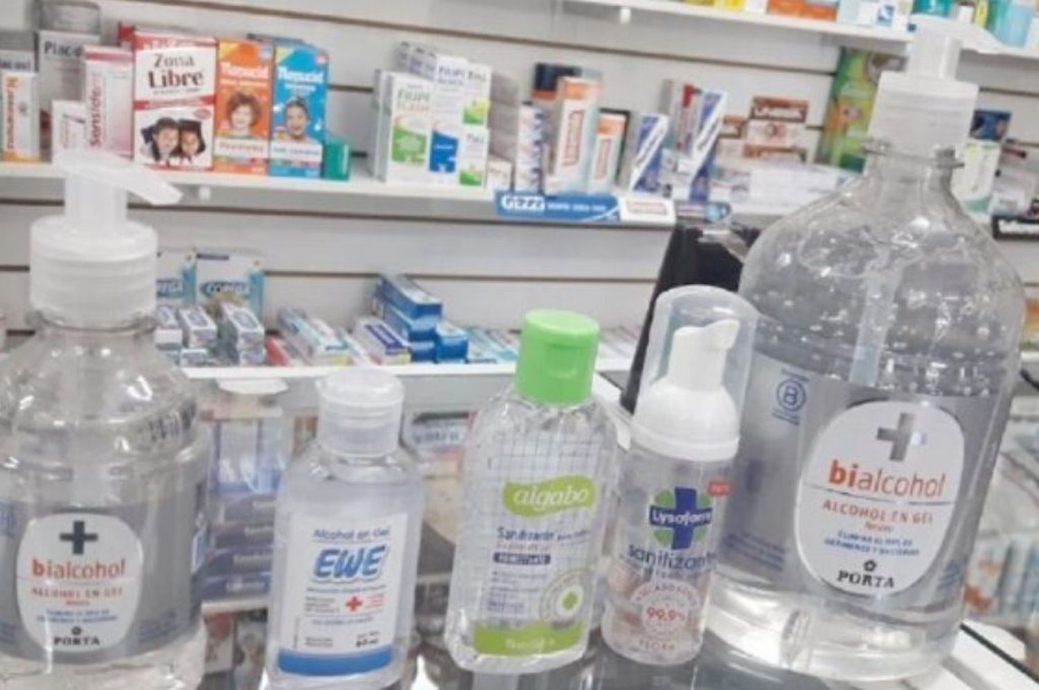 Autorizan a farmacias a elaborar alcohol en gel y repelentes