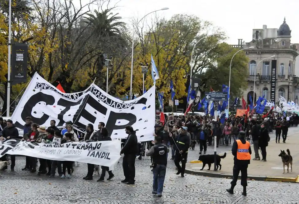 Los movimientos populares de Tandil marcharon a la Municipalidad 