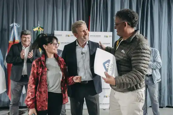 El gobernador inauguró un barrio y entregó escrituras de viviendas en San Salvador