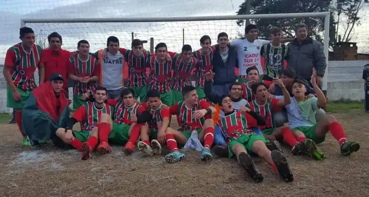 En reserva, Defensores Unidos dio la vuelta olímpica