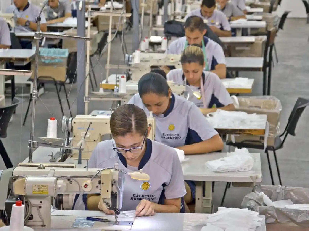Las Fuerzas Armadas ya produjeron 40 mil envases de alcohol en gel y 39 mil barbijos