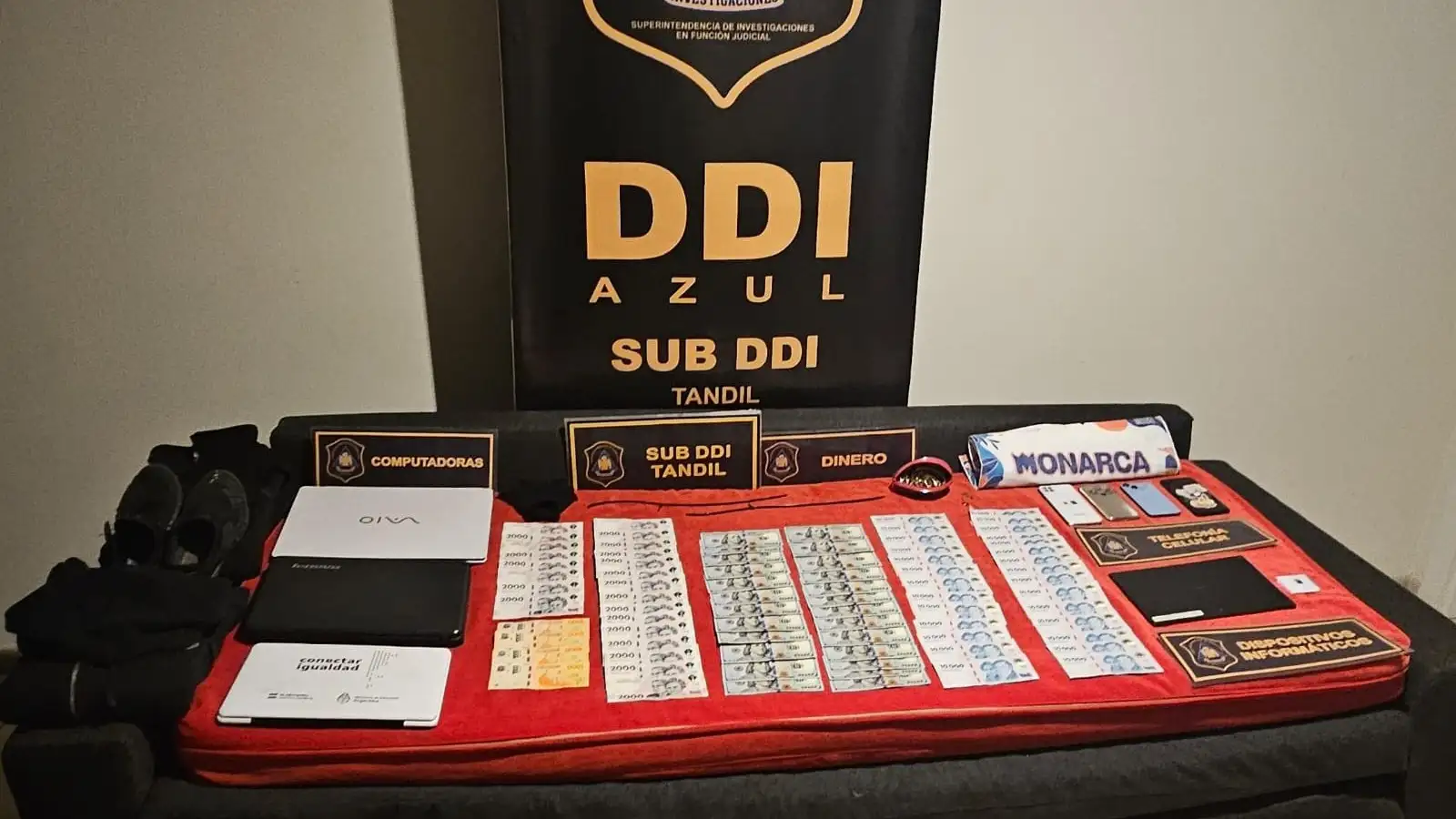 Tras los allanamientos en los que se secuestraron muchos elementos y parte del botín, se logró dar con los sospechosos del asalto a la vecina en Villa Laza.