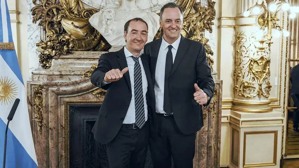 El diputado Francisco Adorni y su hermano Manuel, Jefe de Gabinete.