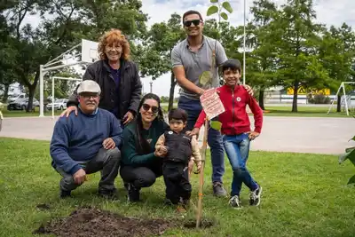 Se plantaron 45 nuevos árboles, apadrinados por familias de Firmat
