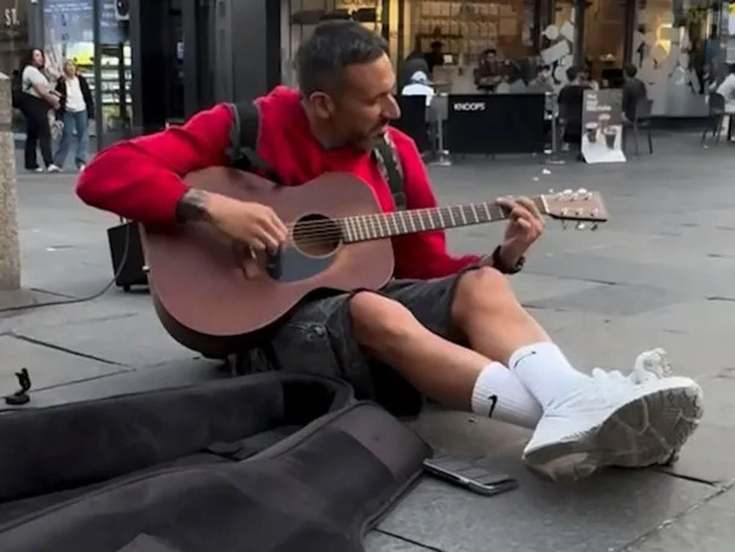 Mirá el video de Jonás Gutiérrez tocando en las calles de Newcastle
