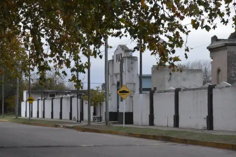 Procedimiento policial en el cementerio municipal.