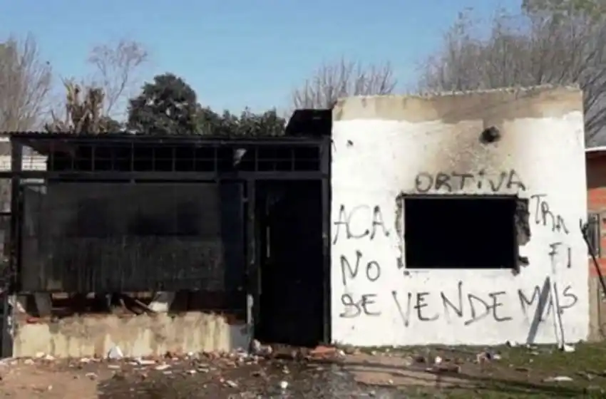 Un grupo de vecinos incendió un quiosco de drogas