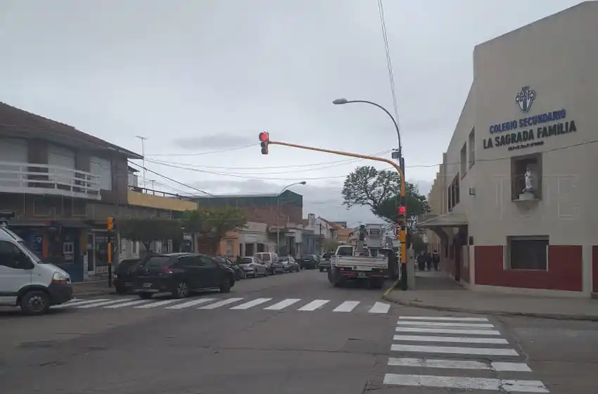 Se puso en funcionamiento un nuevo semáforo en Padre Dutto y Magallanes