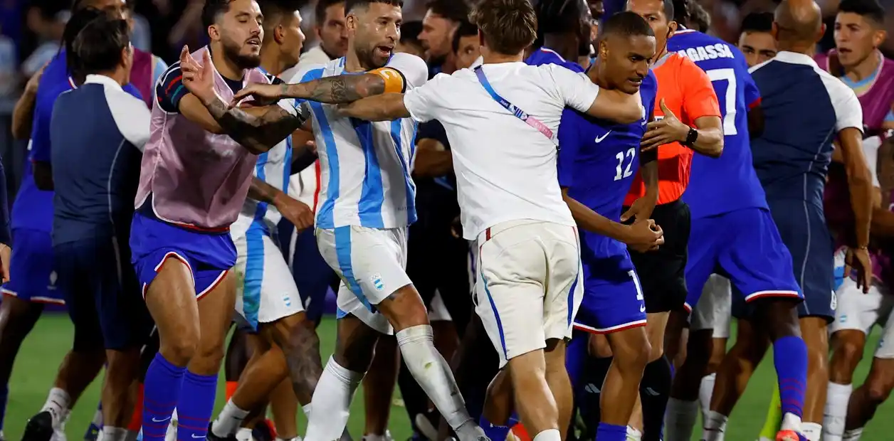 El árbitro expulsó tras el partido al número 12 de Francia, Enzo Millot (Foto: Reuters/Susana Vera)