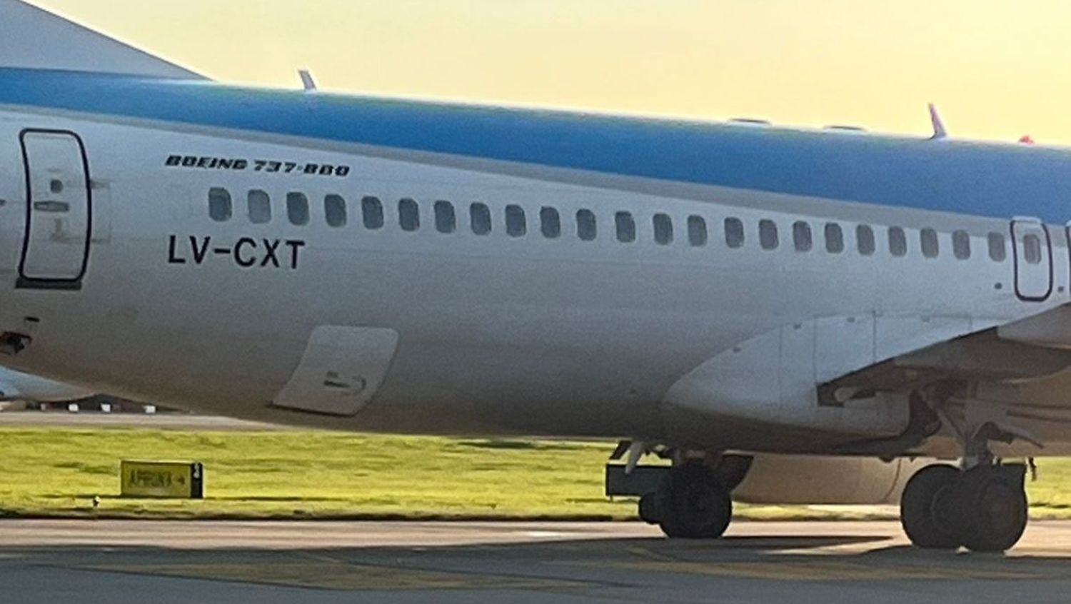 Un Boeing 737-800 de Aerolíneas Argentinas perdió una rueda después de aterrizar: esto sabemos