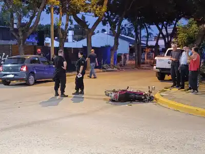 Choque entre un auto y una moto dejó a una joven herida en Estrugamou y Pueyrredón