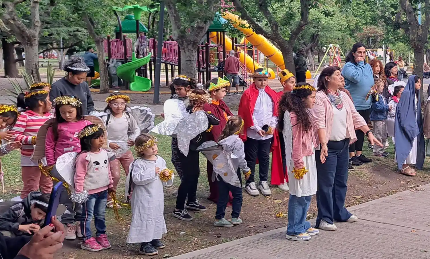 Pesebre viviente. En la plaza Dardo Rocha
