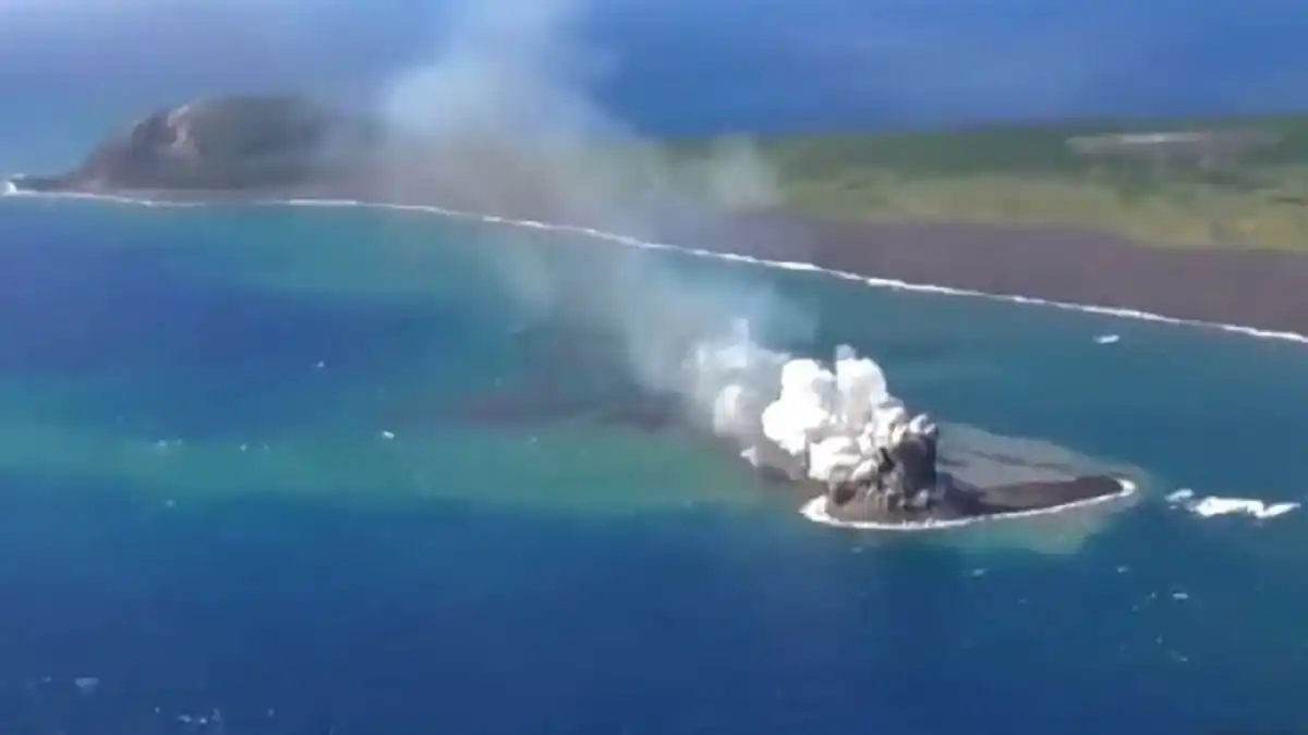 CAPTAN EL IMPRESIONANTE MOMENTO en que se forma una nueva isla en el océano Pacífico