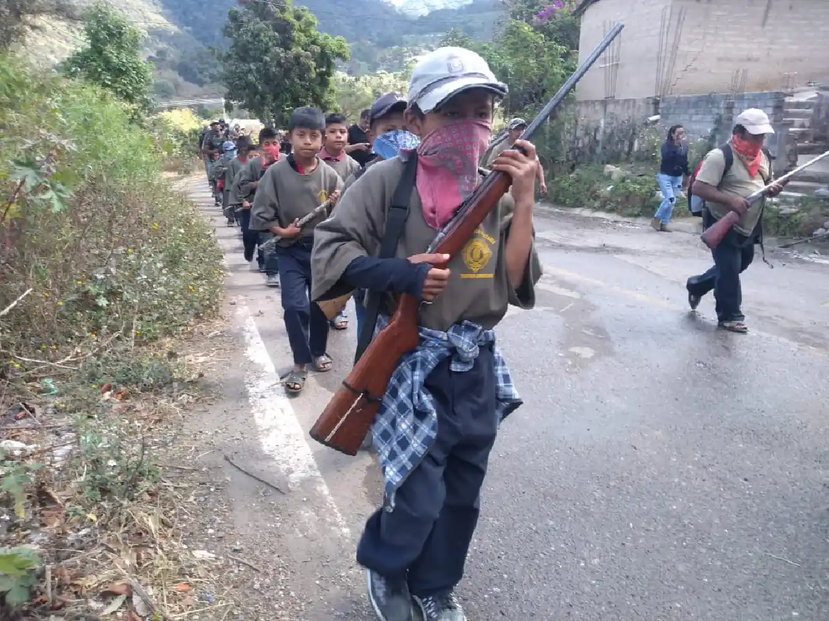Ante la violencia imparable en México, la policía comunitaria de un pueblo armó a niños