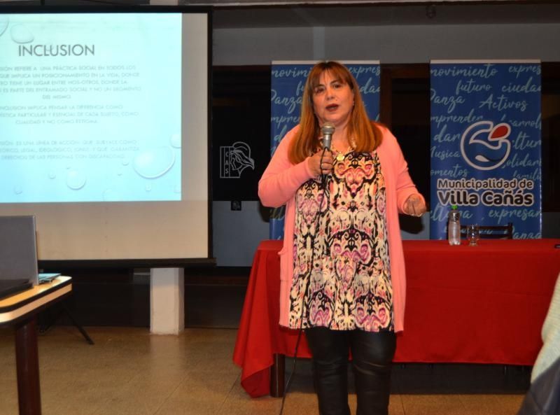La charla abierta estuvo a cargo de la profesora y Lic. en Psicopedagogía Mariel Di Mastrogirolamo, especialista en discapacidad. Foto: Municipalidad de Villa Cañás.