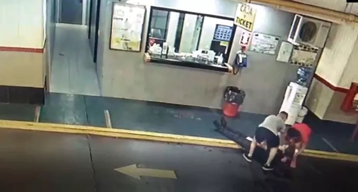Golpeó y dejó inconsciente a un playero de un estacionamiento porque encontró el auto rayado