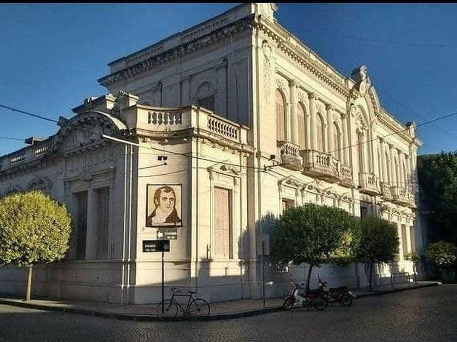 La centenaria Cristóbal Colón funciona en la escuela Castelli.