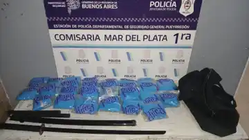Cayó el ladrón samurái: tenía el sable, un nunchaku y 28 bikinis robados